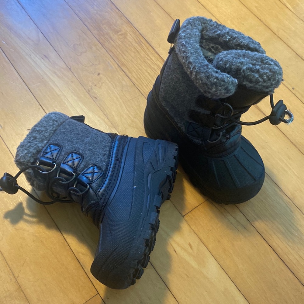 Cat & Jack baby Thermolite snow boots size 5/6